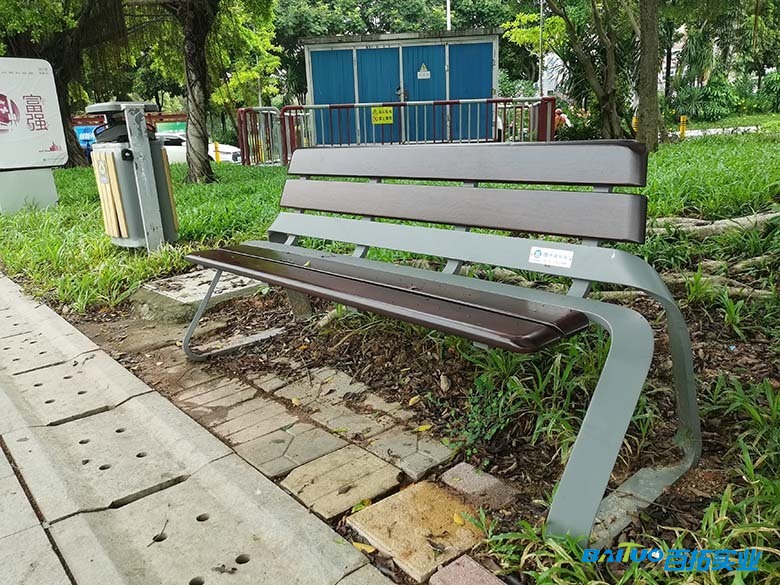 坪山中心广场菠萝格长椅2 坪山中心广场菠萝格长椅2