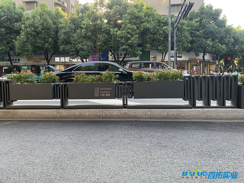 铁艺金围挡花箱2