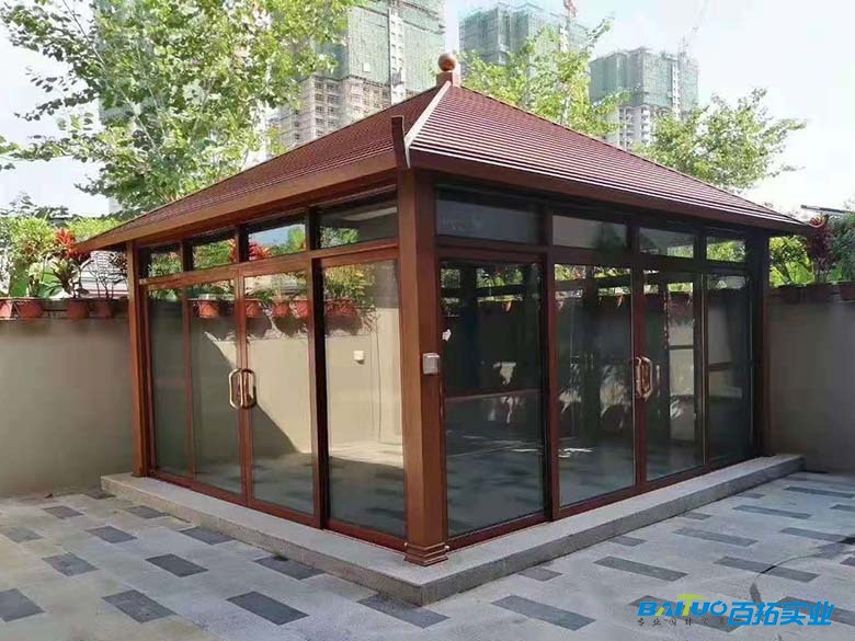 安装门窗的凉亭