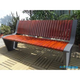 红木色铁质木长椅