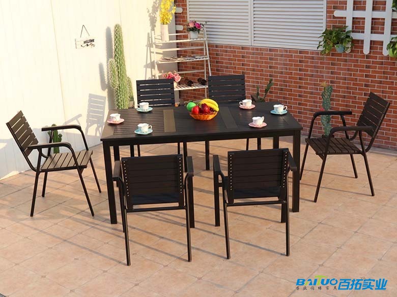 黑色长条塑木桌椅