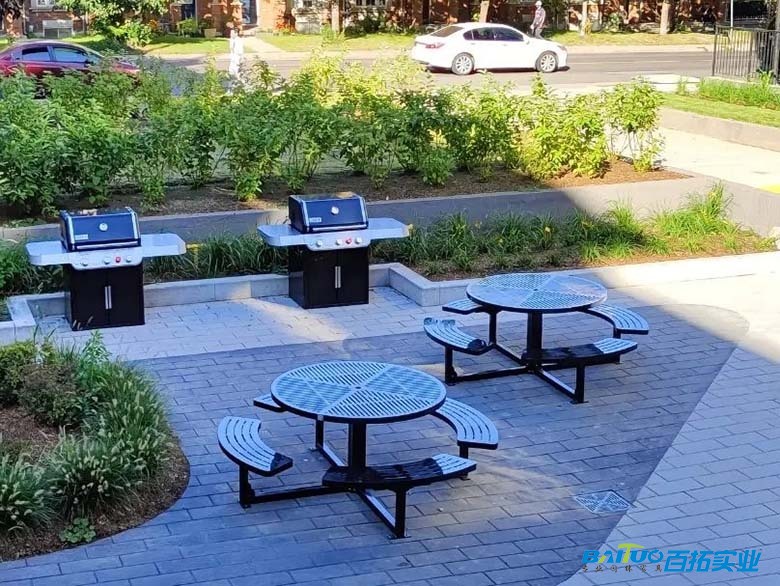 金属冲孔连体桌椅安装效果 金属冲孔连体桌椅安装效果