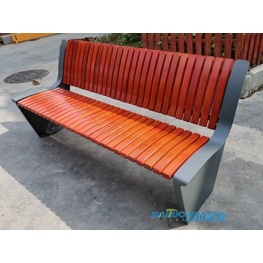 红木色铁质木长椅